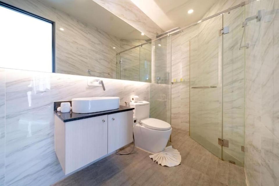 Shower, Toilet, Bathroom, towels