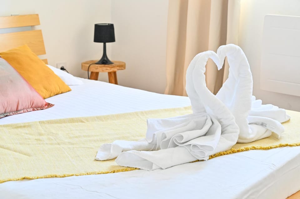 Bed, Photo of the whole room, Bedroom, towels