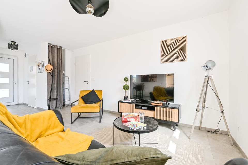 TV and multimedia, Living room, Seating area, internet, internet