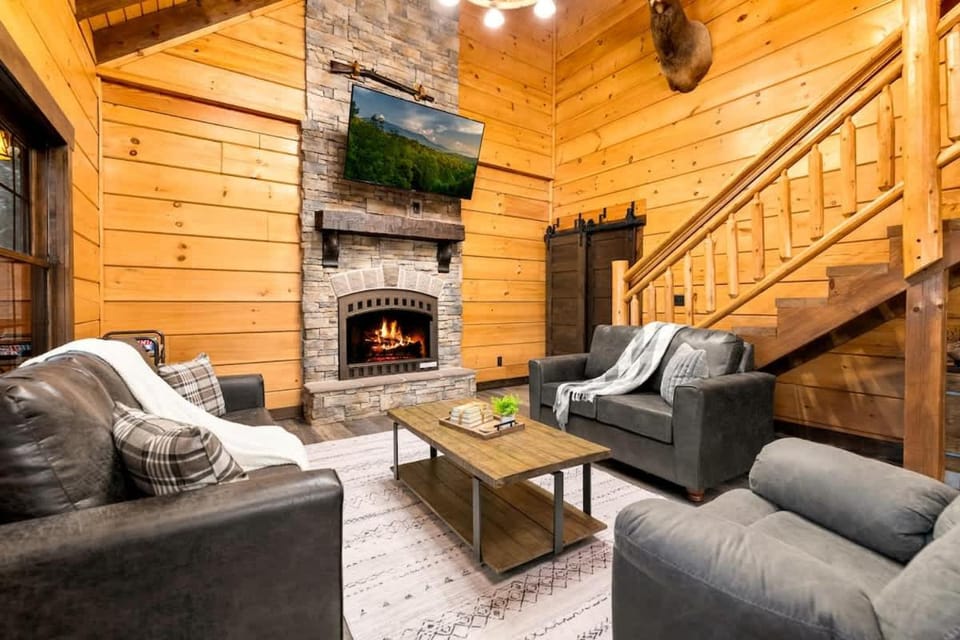 Luxury Chalet Retreat with Prime Location Hot Tub Pond House in Gatlinburg
