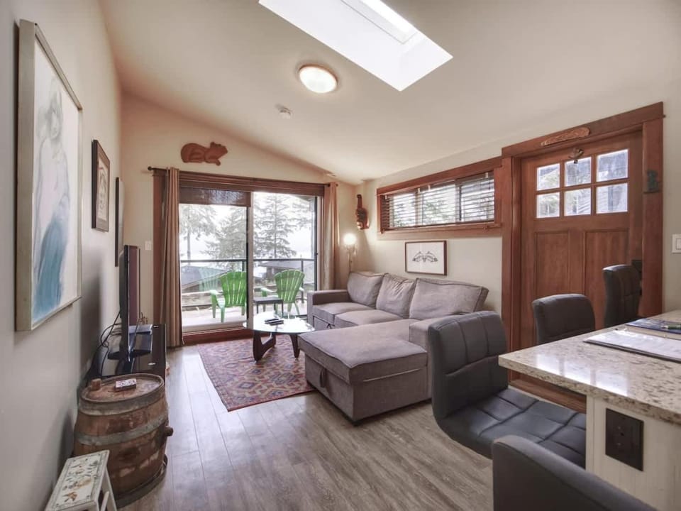 Tiltin Hilton- Ocean View - Pet Friendly - sleep 4 House in Cowichan Valley