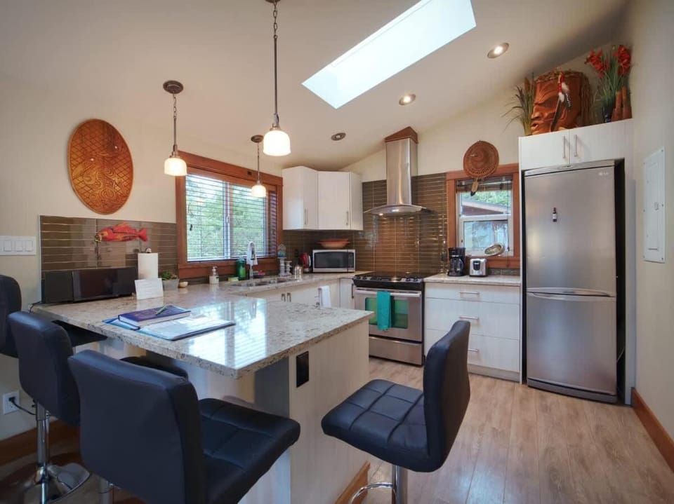 Tiltin Hilton- Ocean View - Pet Friendly - sleep 4 House in Cowichan Valley