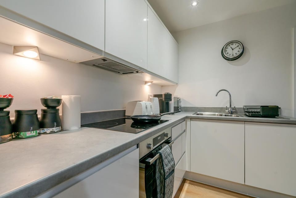 Coffee/tea facilities, Kitchen or kitchenette, dishwasher, stove, toaster