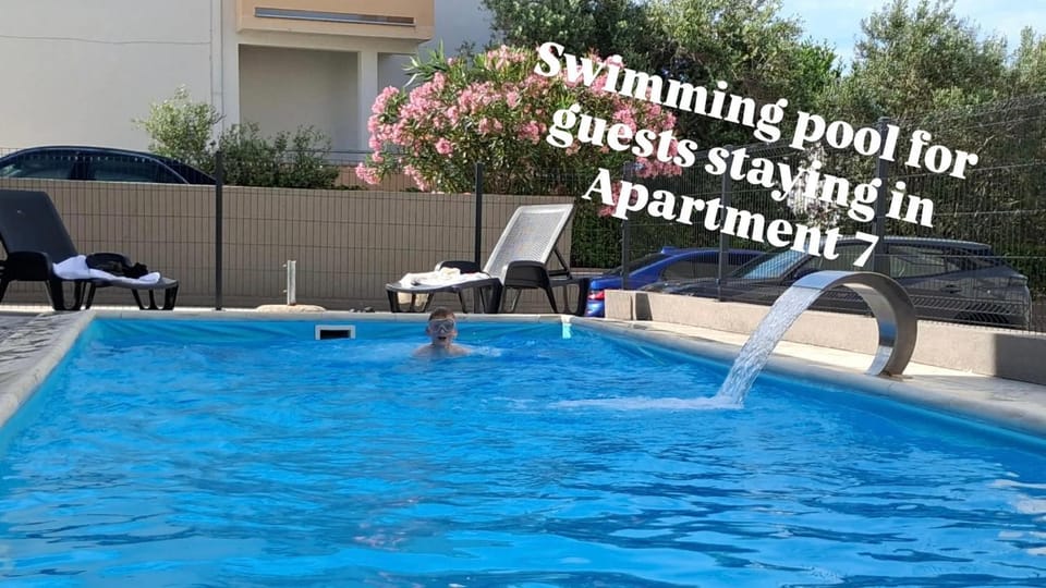 Day, Swimming pool, sunbed