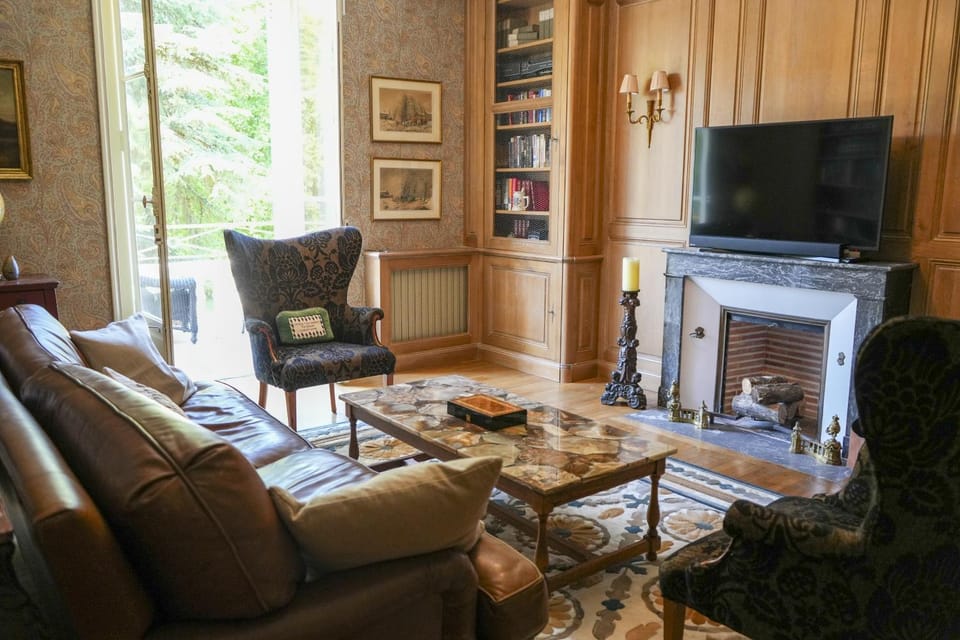 Communal lounge/ TV room, Library, TV and multimedia, Seating area, Evening entertainment