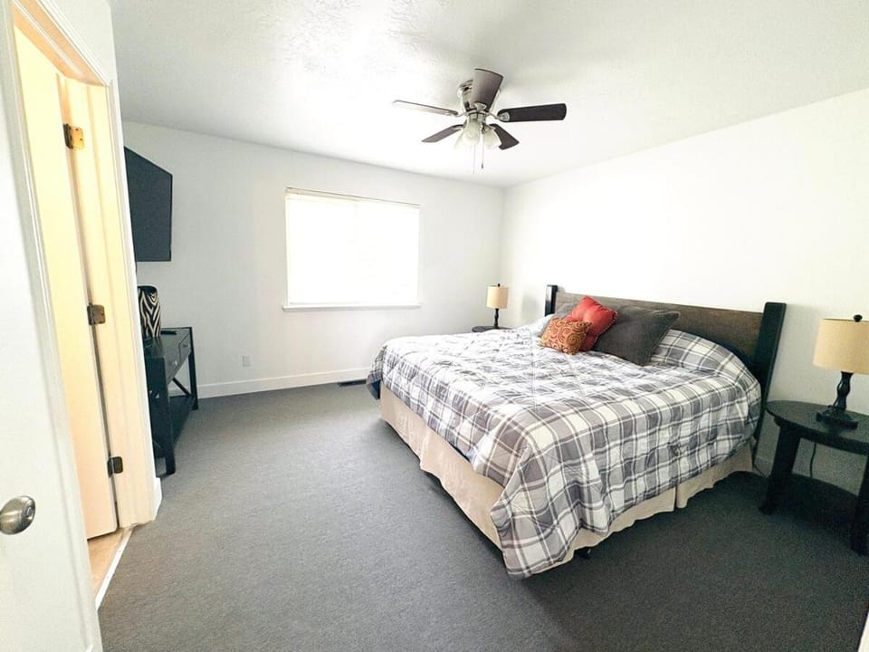 Charming Luxe Retreat in a Peaceful Cul-de-Sac House in Pleasant Grove