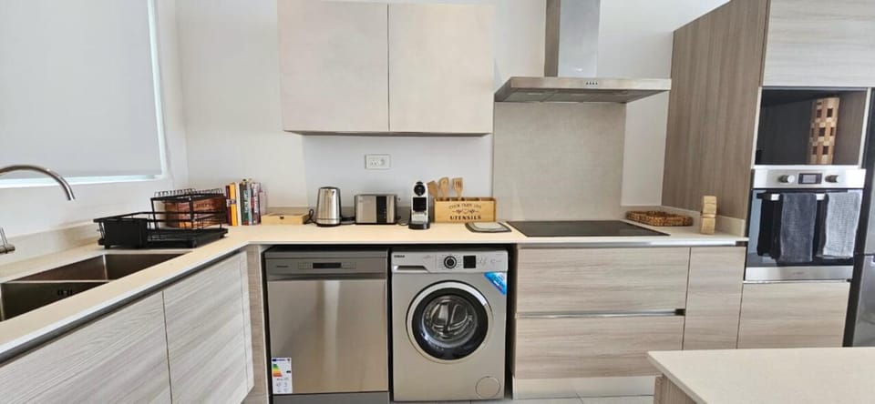 Coffee/tea facilities, dishwasher, oven, toaster, washing machine