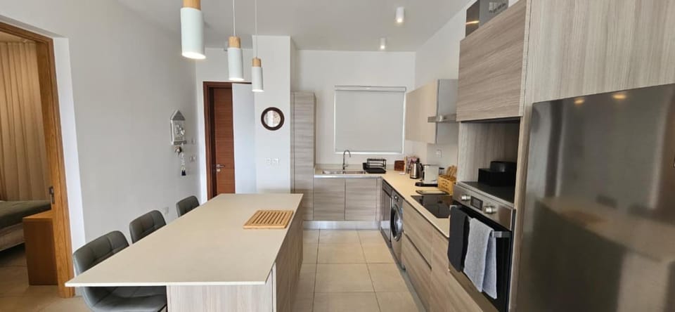 Coffee/tea facilities, Dining area, dishwasher, oven, stove