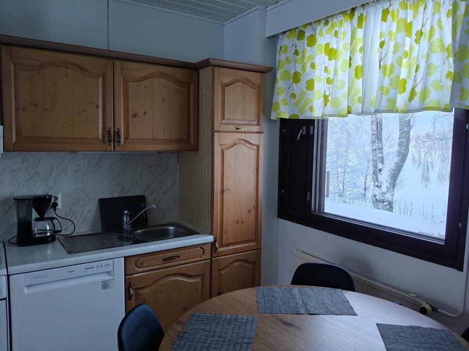 Coffee/tea facilities, Kitchen or kitchenette, Dining area, oven, toaster