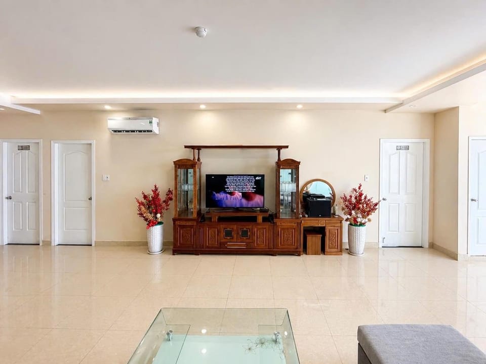 Communal lounge/ TV room, TV and multimedia, Living room, Seating area, air conditioner