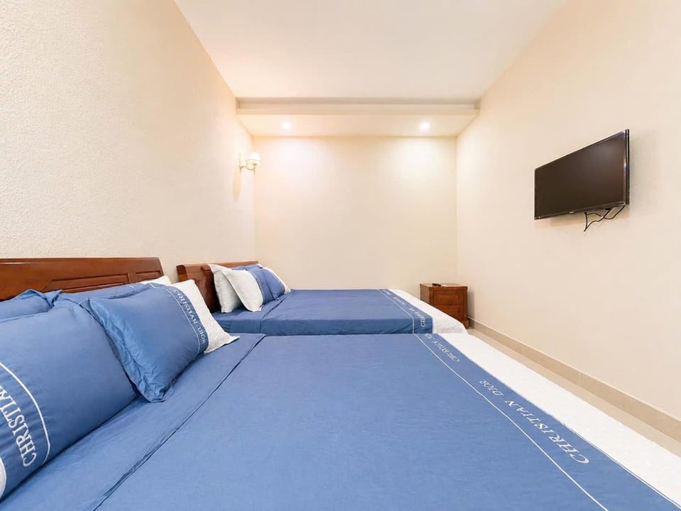 Communal lounge/ TV room, Bed, Bedroom