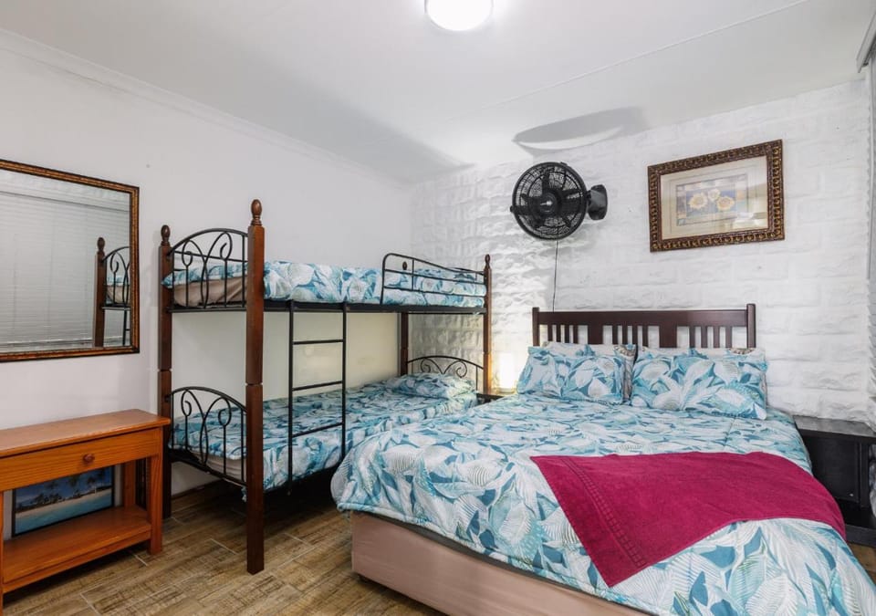 Photo of the whole room, Bedroom, bunk bed, towels