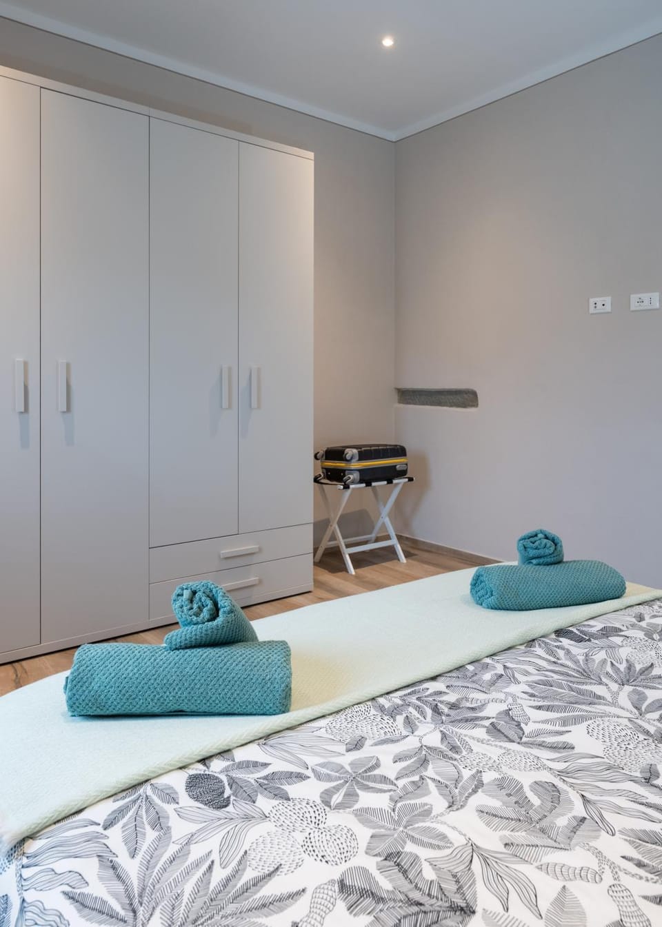towels, towels, wardrobe