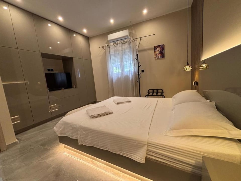 Bed, TV and multimedia, Evening entertainment, Bedroom, wardrobe, air conditioner