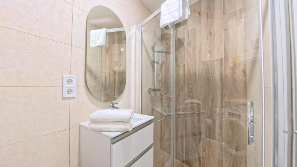Shower, Bathroom, towels