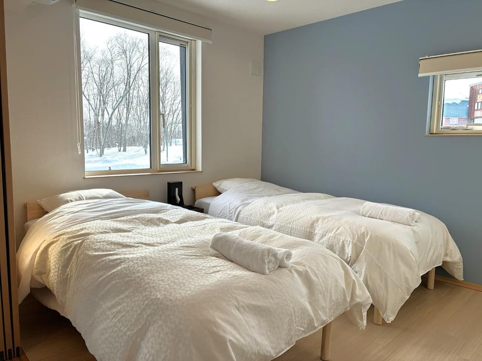 Bed, Photo of the whole room, Bedroom, towels