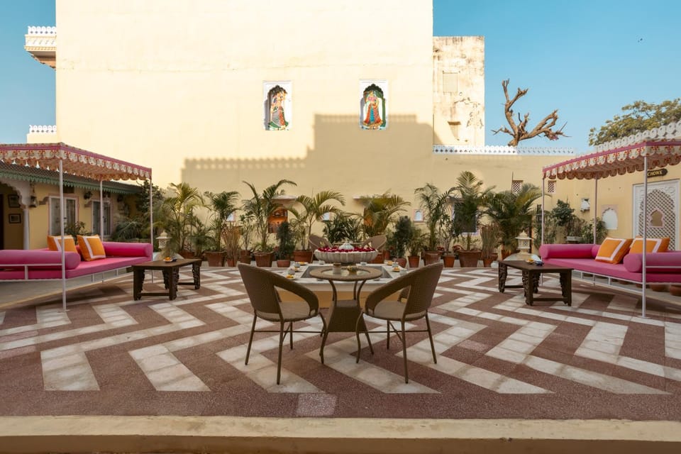 Property building, Patio, Restaurant/places to eat, Banquet/Function facilities, Seating area, Inner courtyard view