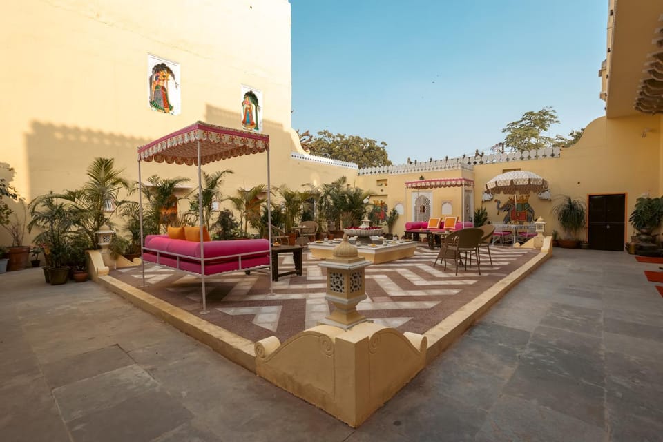 Property building, Patio, Restaurant/places to eat, Banquet/Function facilities, Seating area, Inner courtyard view