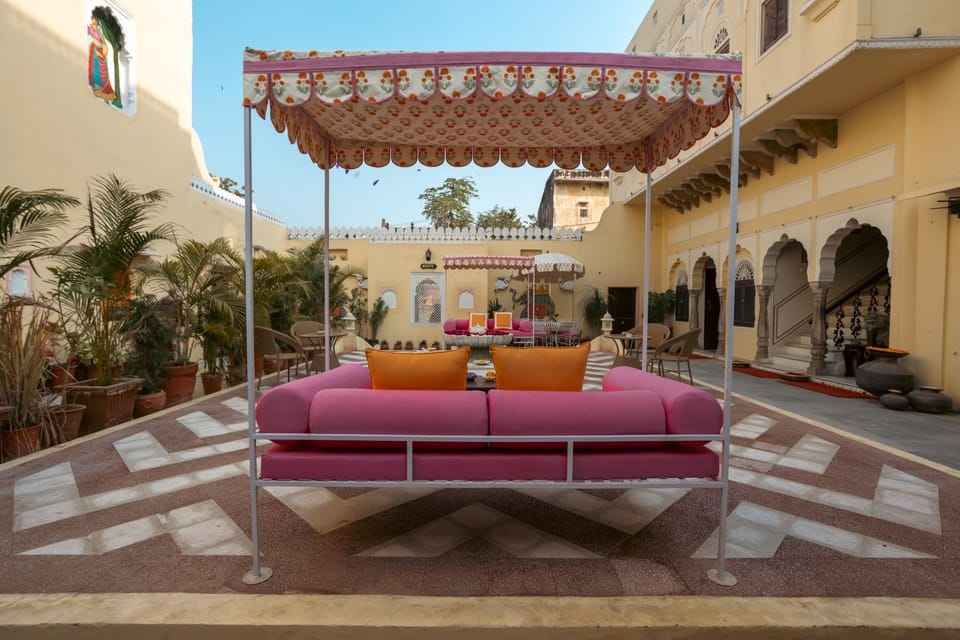 Property building, Patio, Restaurant/places to eat, Banquet/Function facilities, Seating area, Inner courtyard view