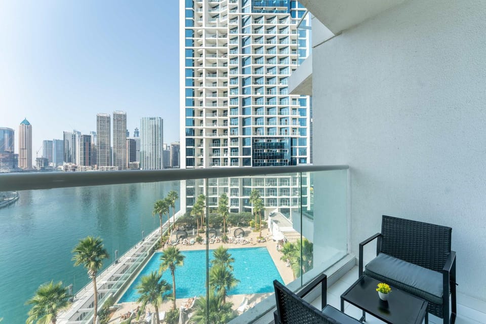 Property building, Day, View (from property/room), Balcony/Terrace, City view, Landmark view, River view, Swimming pool, sunbed