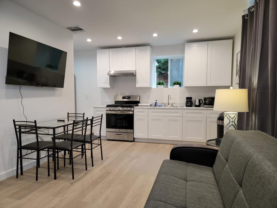 TV and multimedia, Kitchen or kitchenette, Living room, Seating area, Dining area, oven, pet friendly, stove