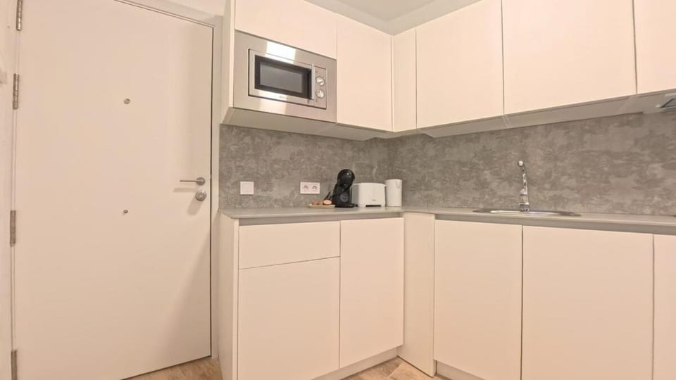 Coffee/tea facilities, Kitchen or kitchenette, stove