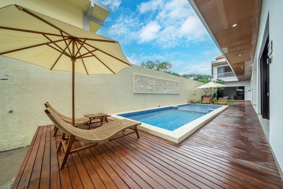Patio, Day, Pool view, Swimming pool, sunbed