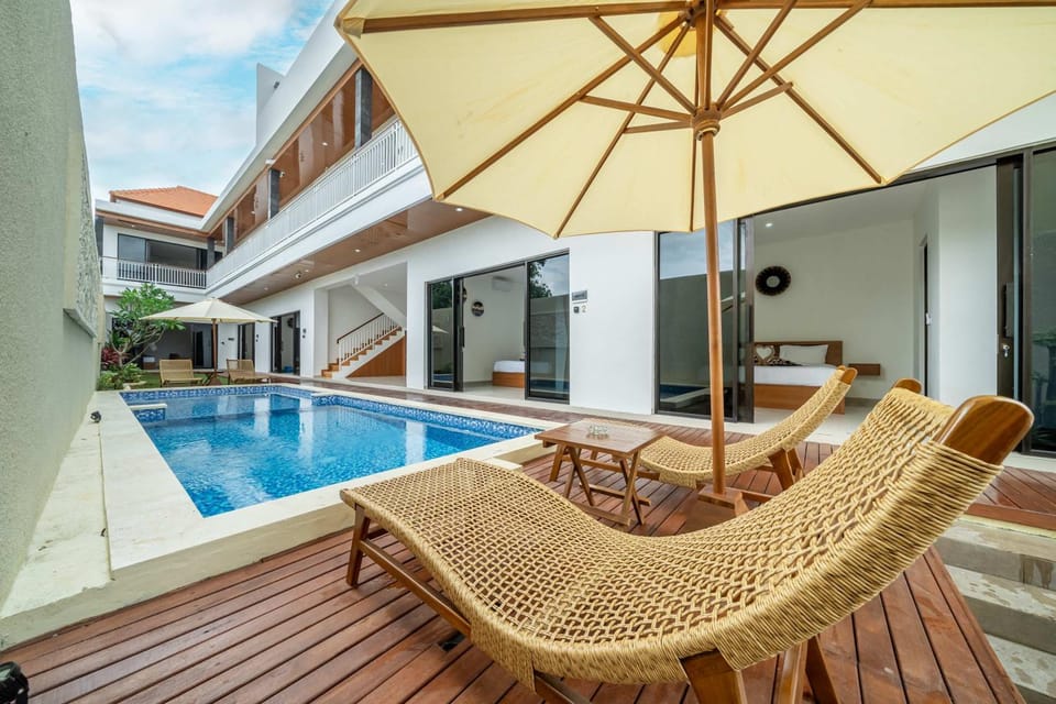 Property building, Patio, Day, View (from property/room), Balcony/Terrace, Pool view, Swimming pool, Swimming pool, sunbed