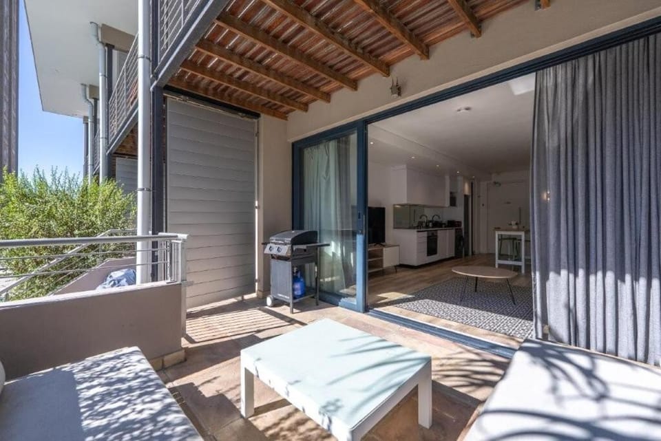 Romantic City Escape for Two with Pool View Apartment in Cape Town