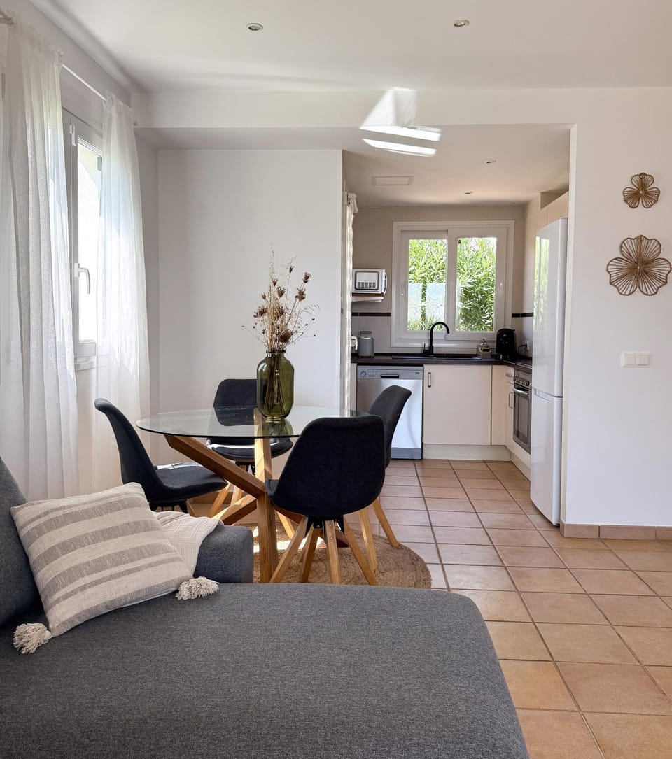 Kitchen or kitchenette, Dining area, oven, stove