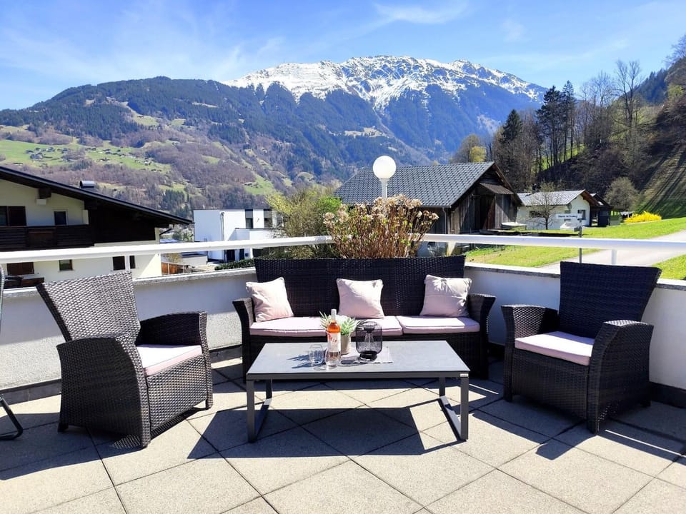Natural landscape, View (from property/room), Balcony/Terrace, Seating area, Mountain view