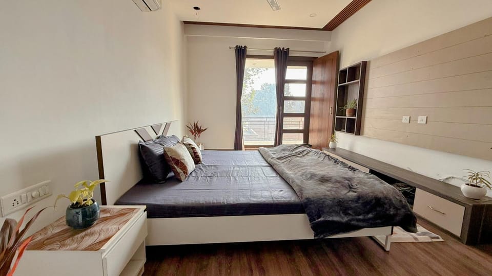Minimalist 3BHK and 1 extra room with Lift and PS5 on rent Apartment in Chandigarh