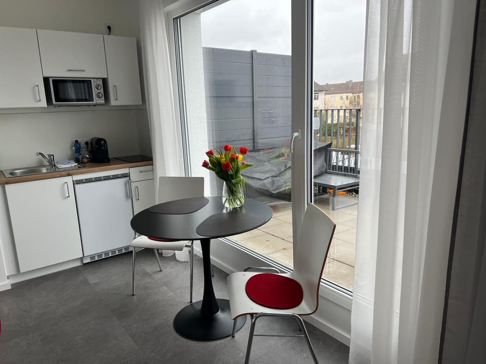 Kitchen or kitchenette, Dining area, stove, toaster