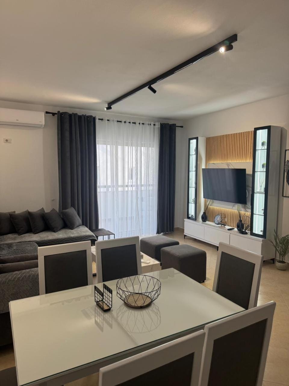 TV and multimedia, Kitchen or kitchenette, Living room, Seating area, Dining area