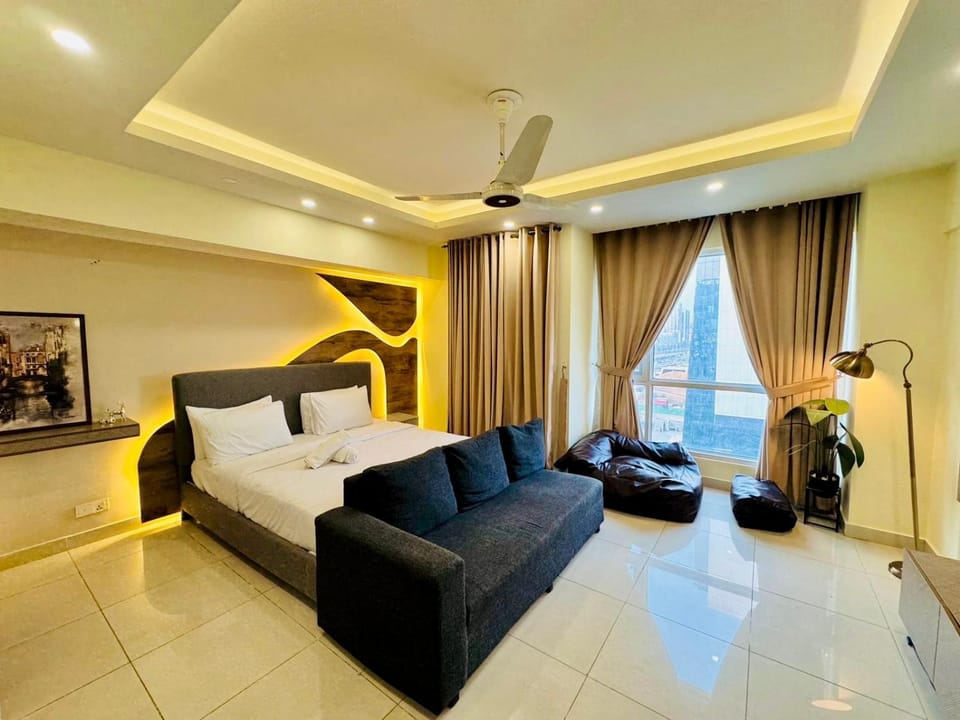 Bed, TV and multimedia, Living room, Photo of the whole room, Seating area, Bedroom, air conditioner