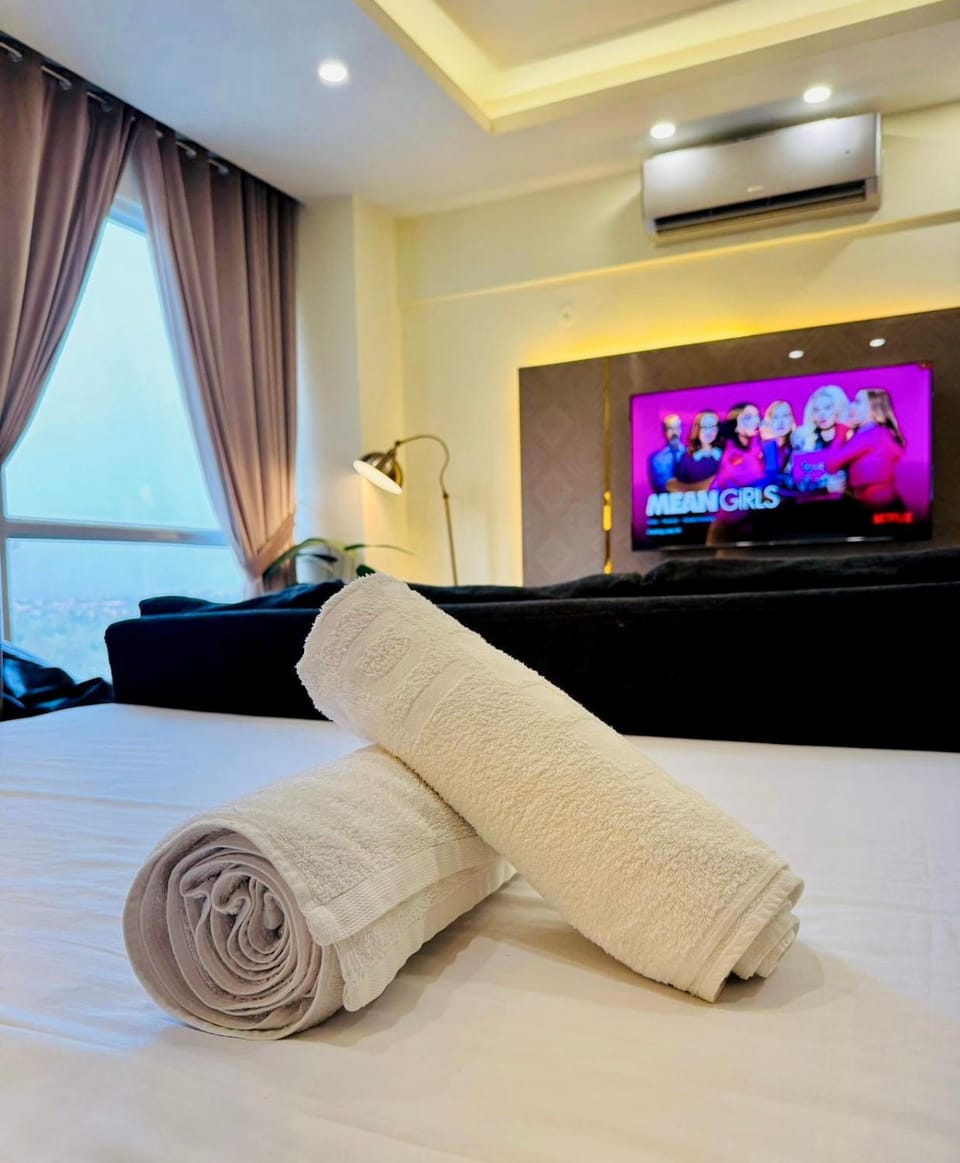Bed, TV and multimedia, Photo of the whole room, Evening entertainment, Bedroom, towels