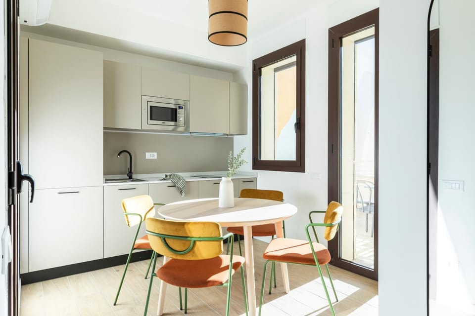 Kitchen or kitchenette, Dining area