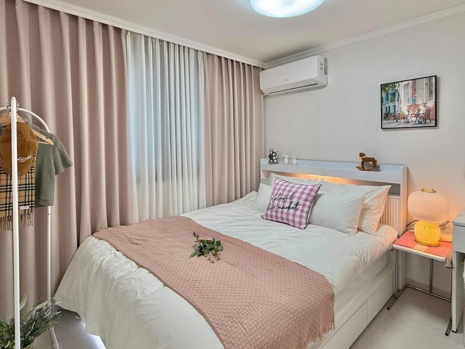 Special Offer!! AREX Line, 2 Min Walk to DMC, 1 Stop to Hongik University, Seoul Travel Apartment in Seoul