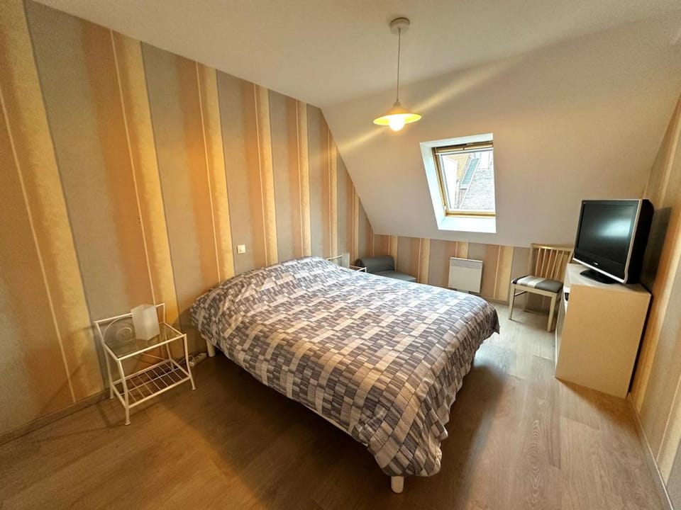 Bed, TV and multimedia, Photo of the whole room, Bedroom