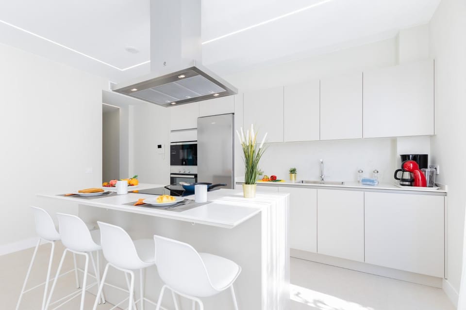 Coffee/tea facilities, Kitchen or kitchenette, Dining area, oven, stove, toaster