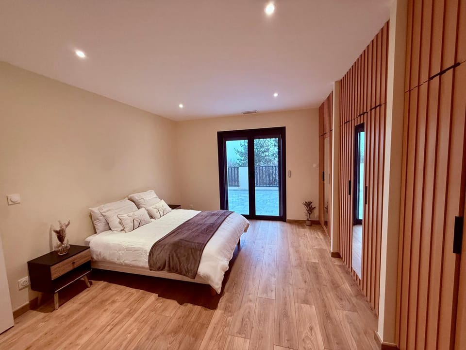 Photo of the whole room, Bedroom