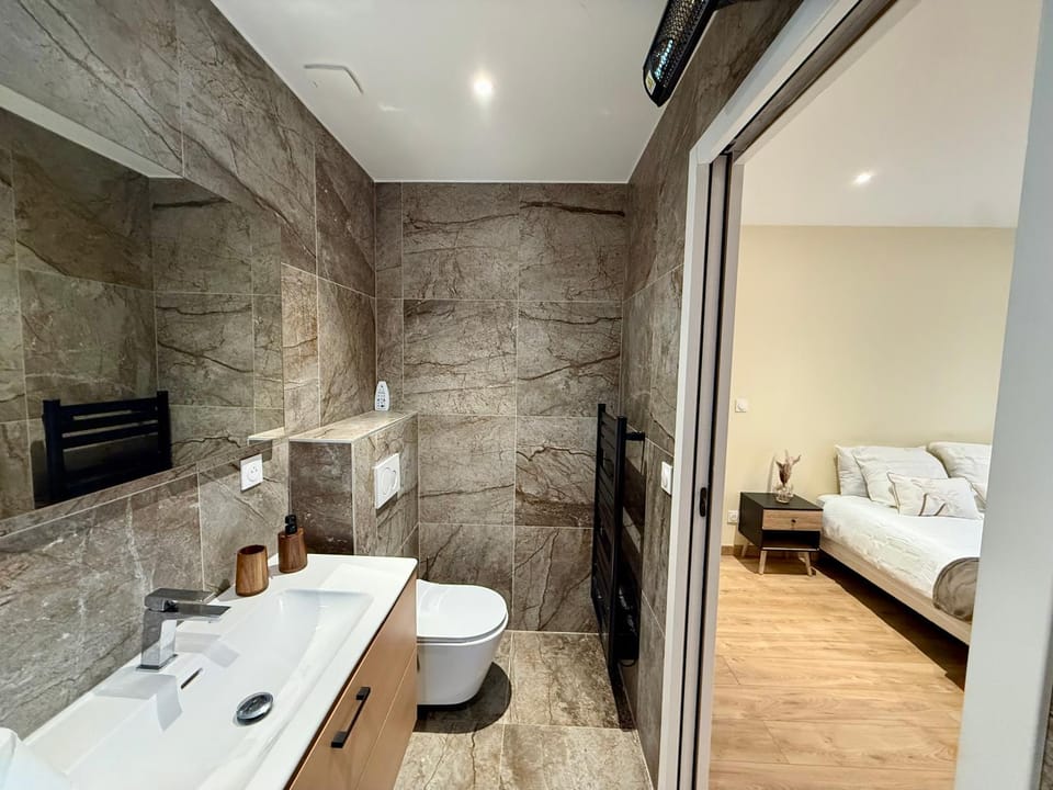 Shower, Toilet, Bed, Bedroom, towels