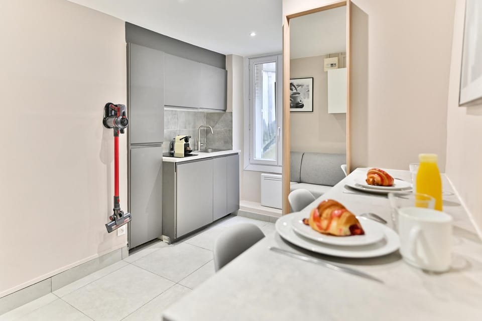 Kitchen or kitchenette, Food and drinks, Continental breakfast