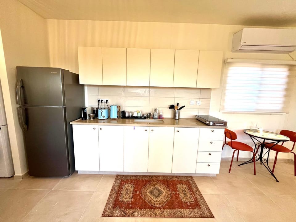 Coffee/tea facilities, Kitchen or kitchenette, Dining area, stove, toaster