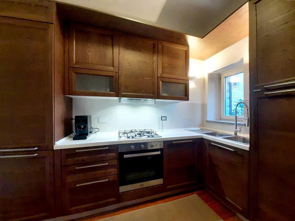 Kitchen or kitchenette, dishwasher, stove