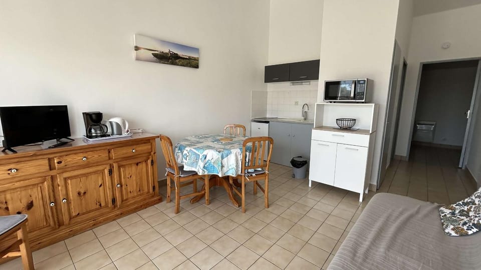 TV and multimedia, Coffee/tea facilities, Kitchen or kitchenette, oven, stove