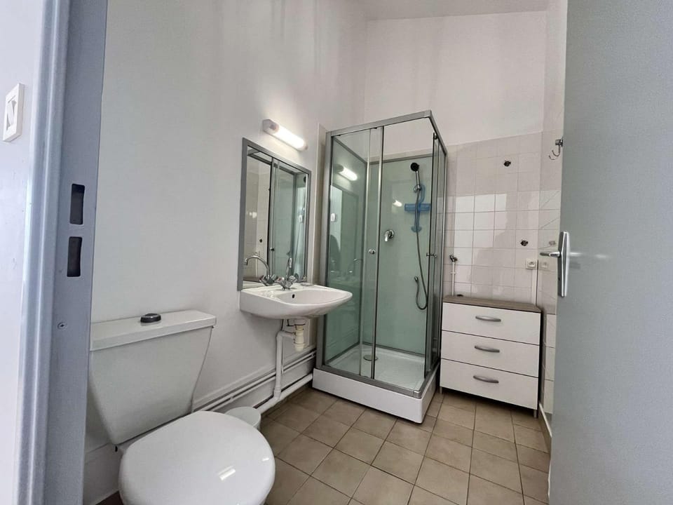 Shower, Toilet