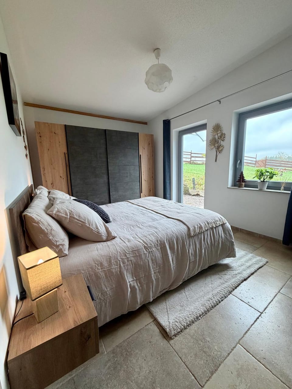 Photo of the whole room, Bedroom
