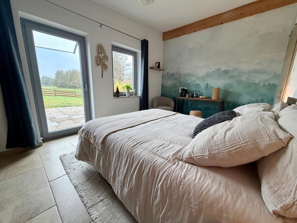 Photo of the whole room, Bedroom