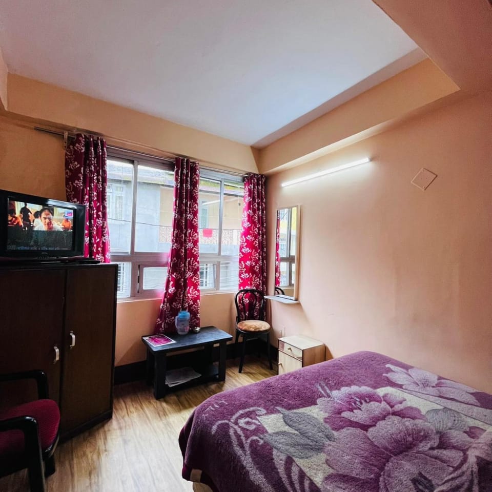 Bed, TV and multimedia, Living room, Photo of the whole room, Seating area, Bedroom